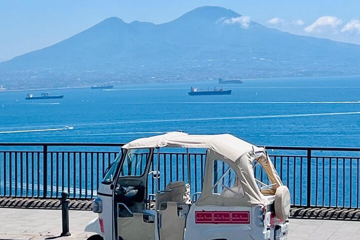 un carrello da golf con un baldacchino sopra l'oceano