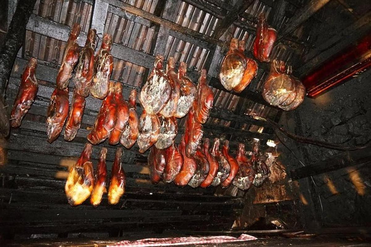un mucchio di pancetta appeso a un muro