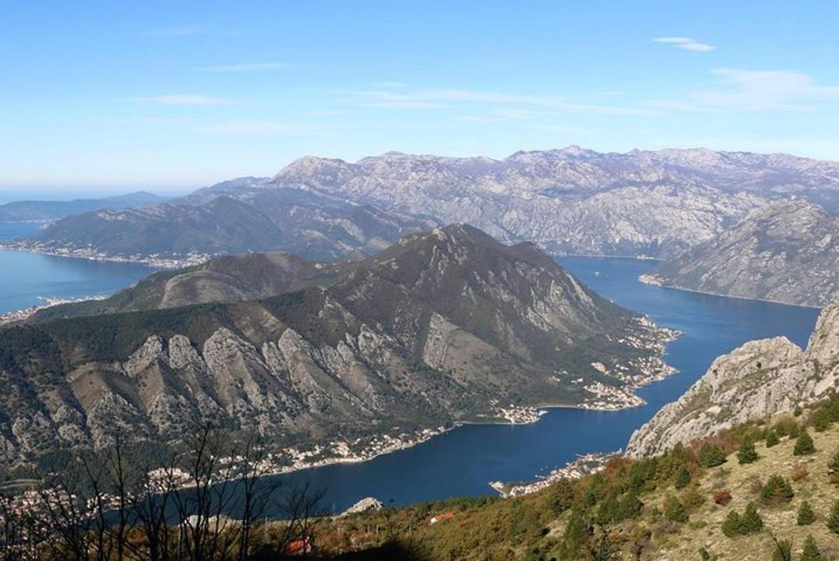 una vista di un grande specchio d'acqua con montagne