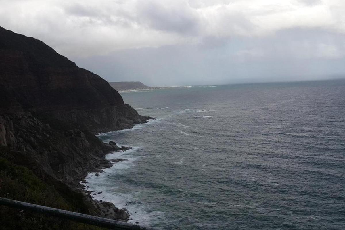 una vista de l'oceà des d'un penya-segat