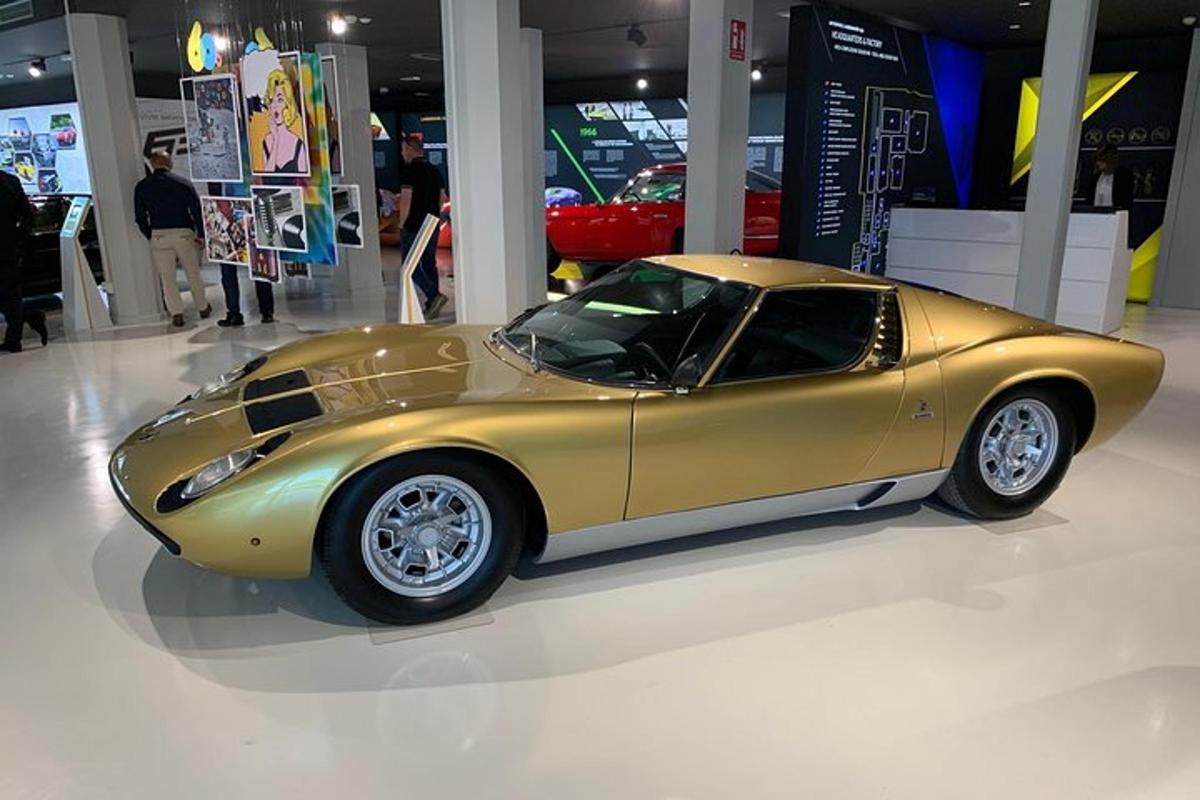 sebuah kereta emas dipamerkan di bilik pameran
