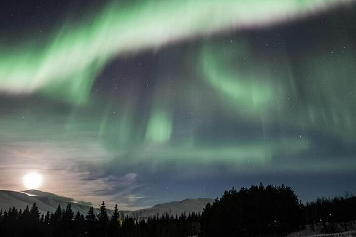 un'immagine dell'aurora boreale nel cielo