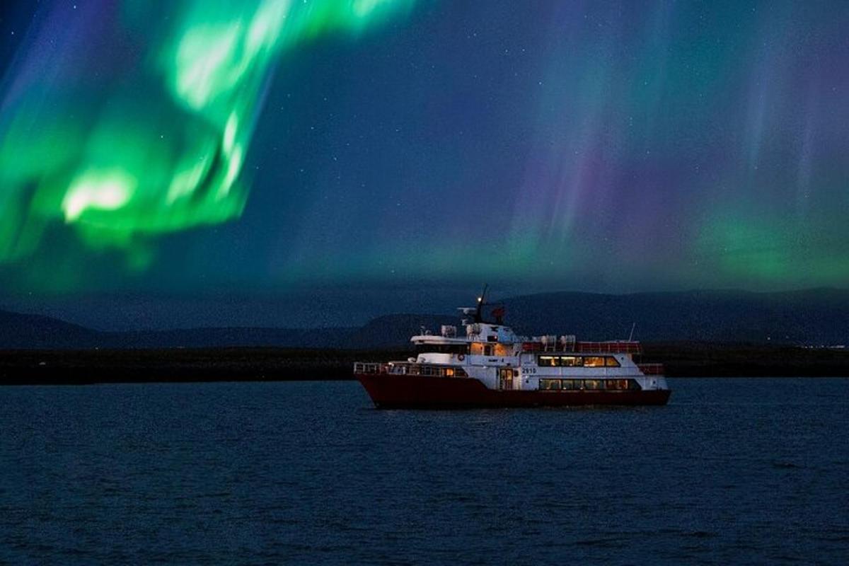una barca in acqua sotto l'aurora boreale