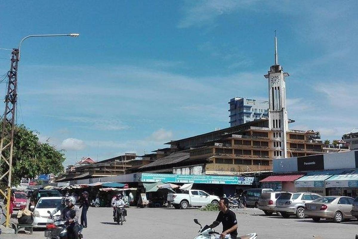 isang grupo ng mga taong nagbibisikleta sa isang lungsod