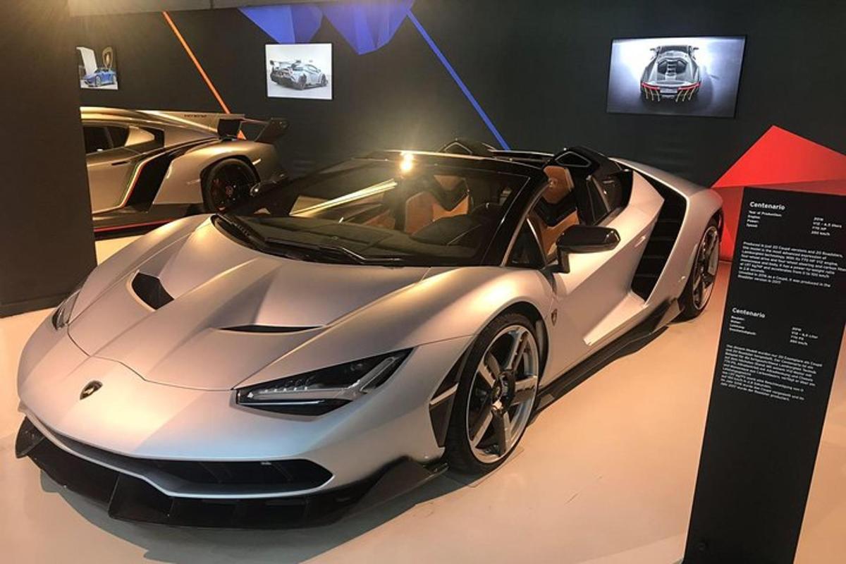 sebuah kereta sport berwarna perak yang dipamerkan di sebuah muzium