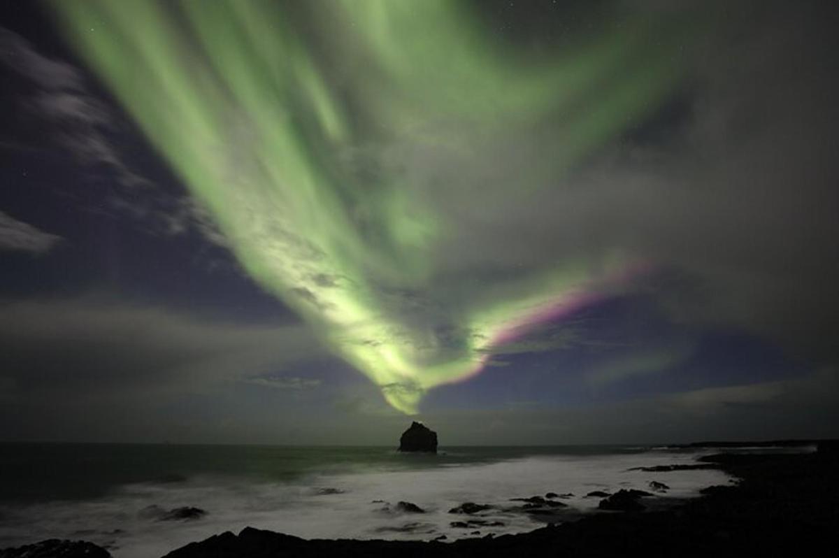 un gruppo di luci nel cielo sopra l'oceano