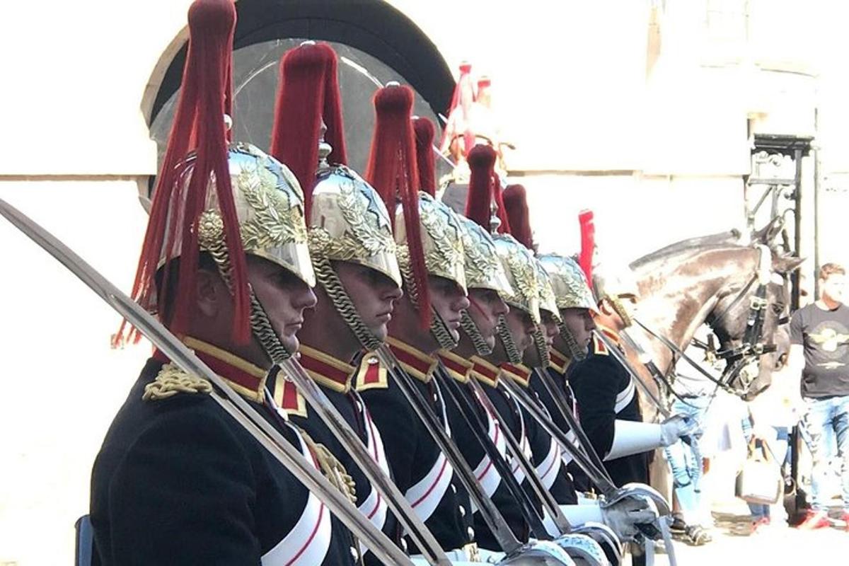 skupina vojáků ve vojenských uniformách stojících ve formaci