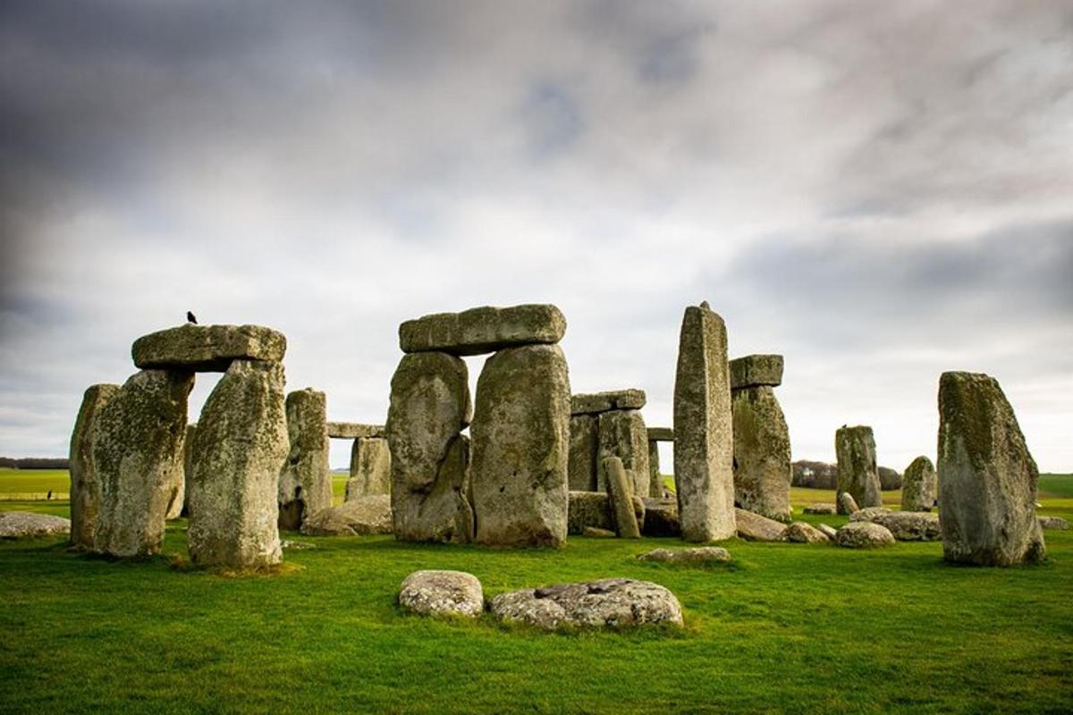 sekumpulan stonehengeolith di padang dengan batu