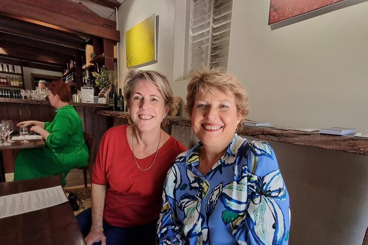 dues dones posant per a una foto en un bar