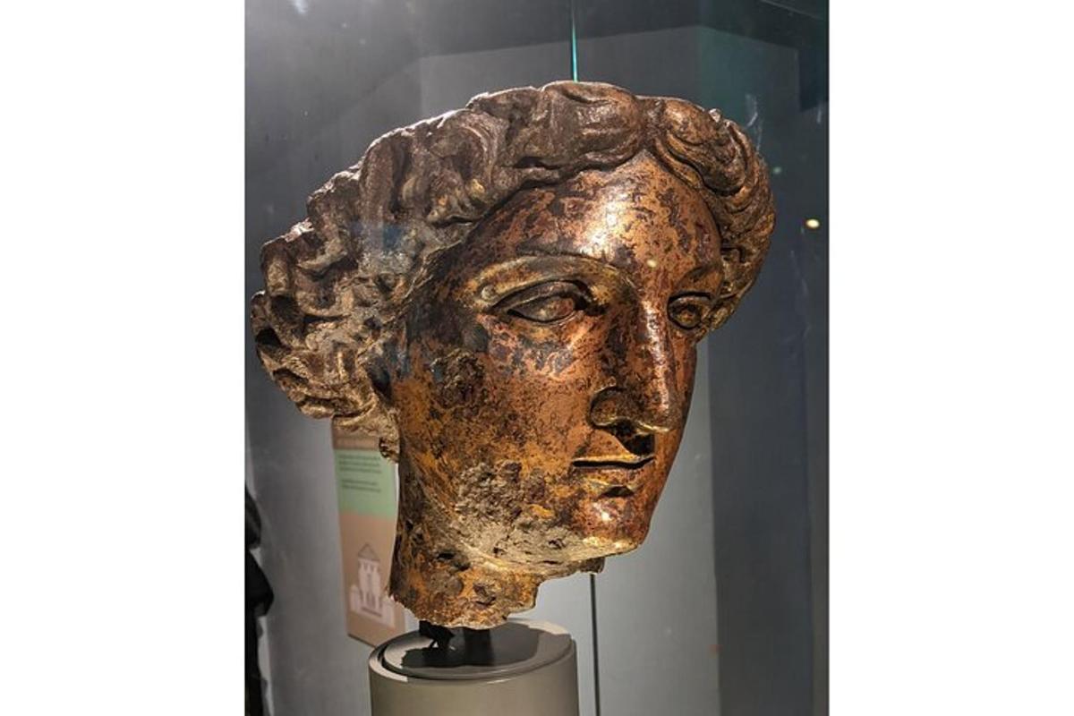 patung kepala yang dipamerkan di muzium