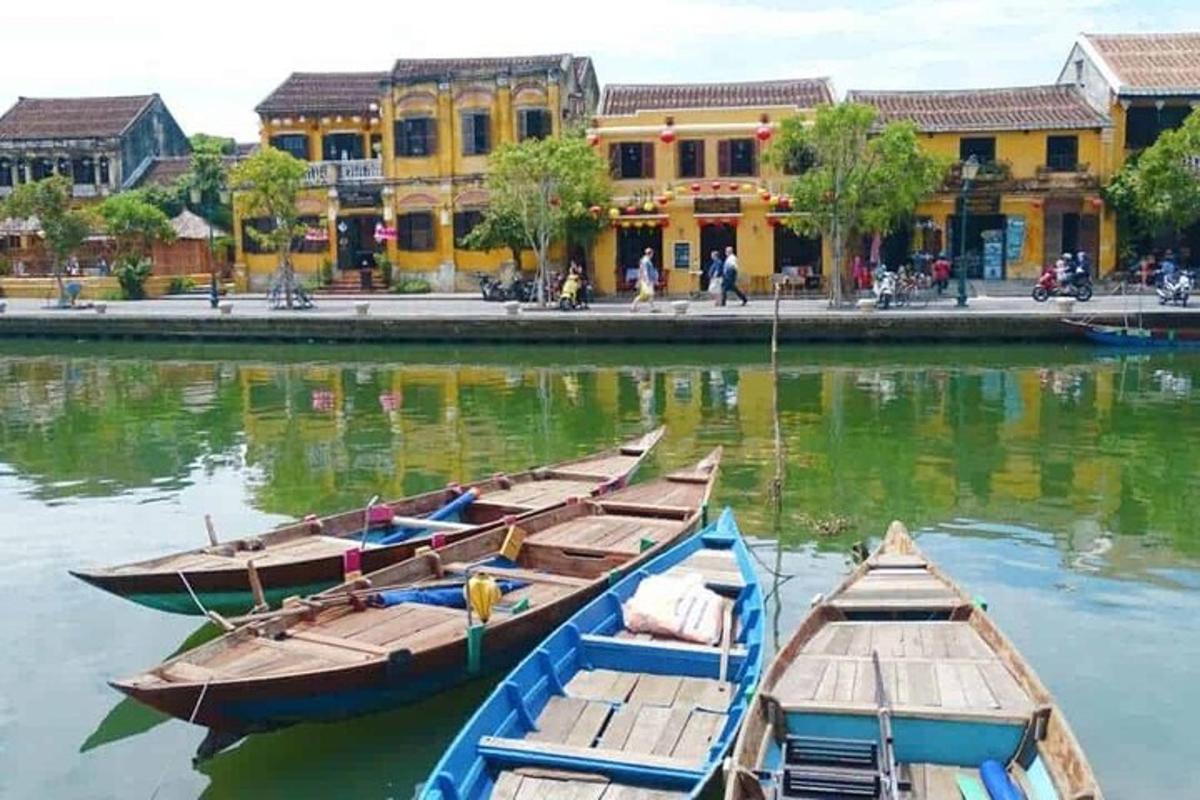 tre barche ferme in acqua davanti agli edifici