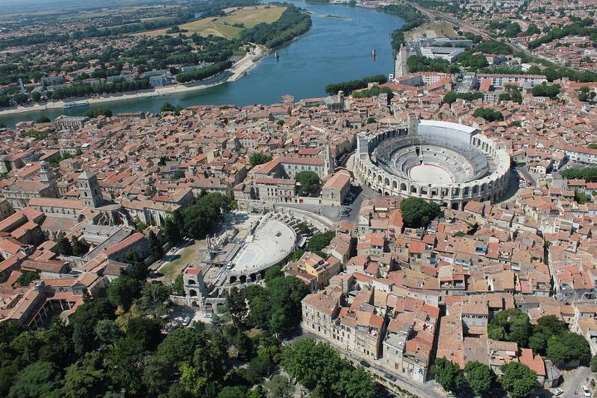 una vista aerea di una città con uno stadio