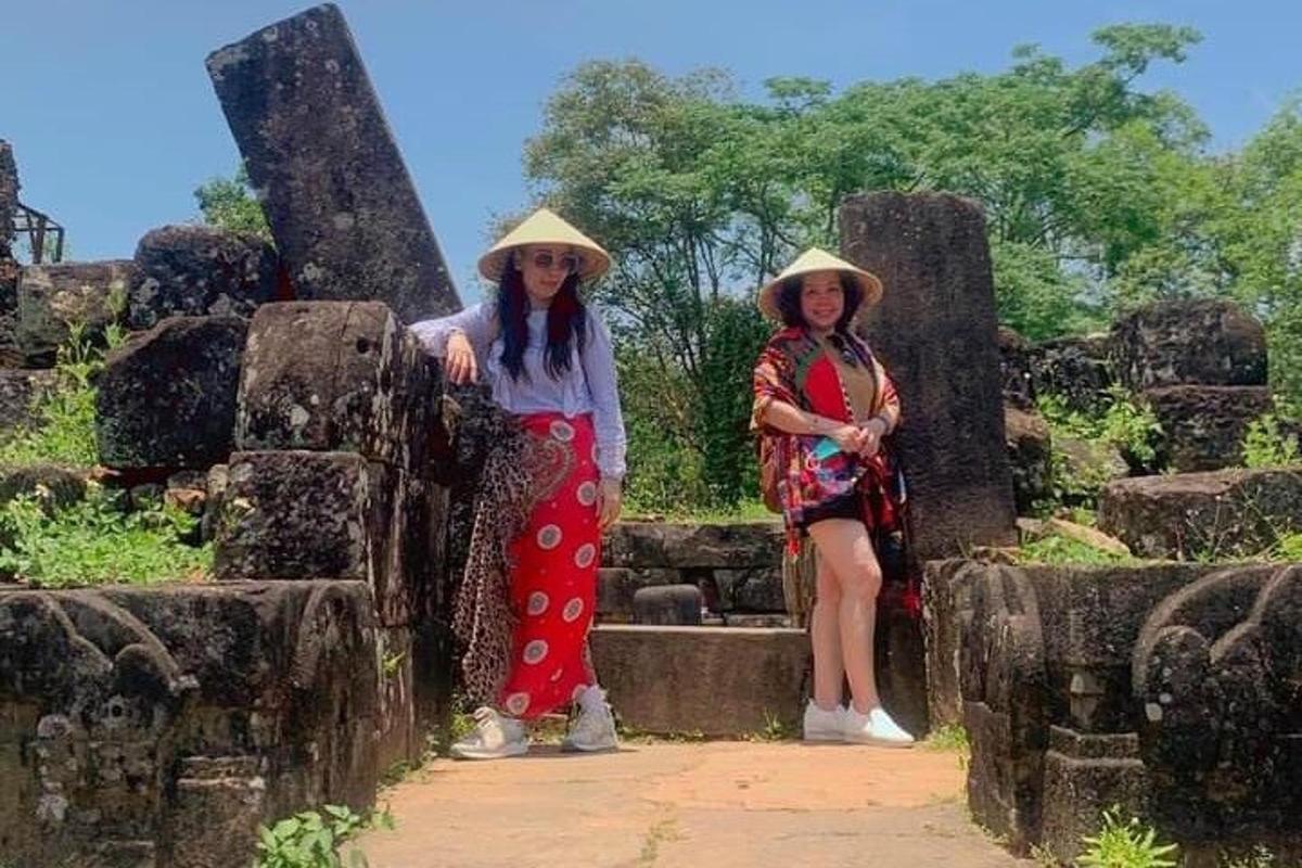 due donne con cappelli in piedi su alcune rocce