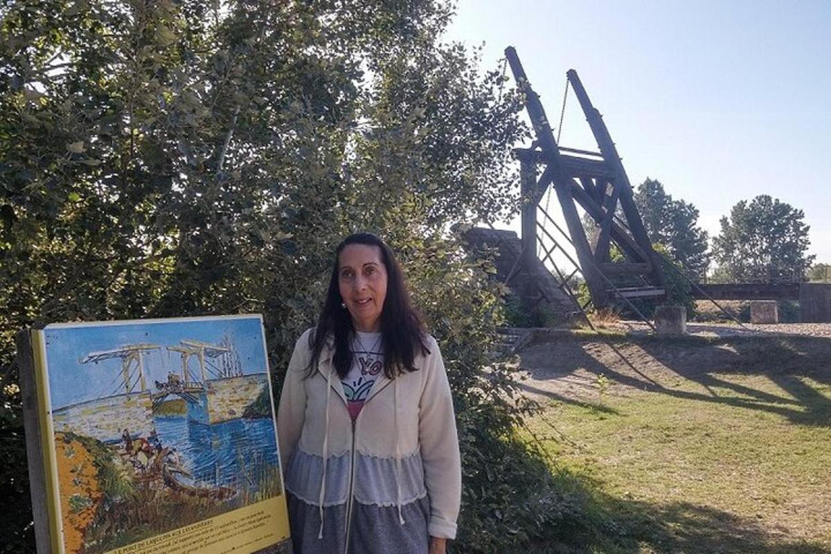 žena stojící vedle obrazu vedle cedule