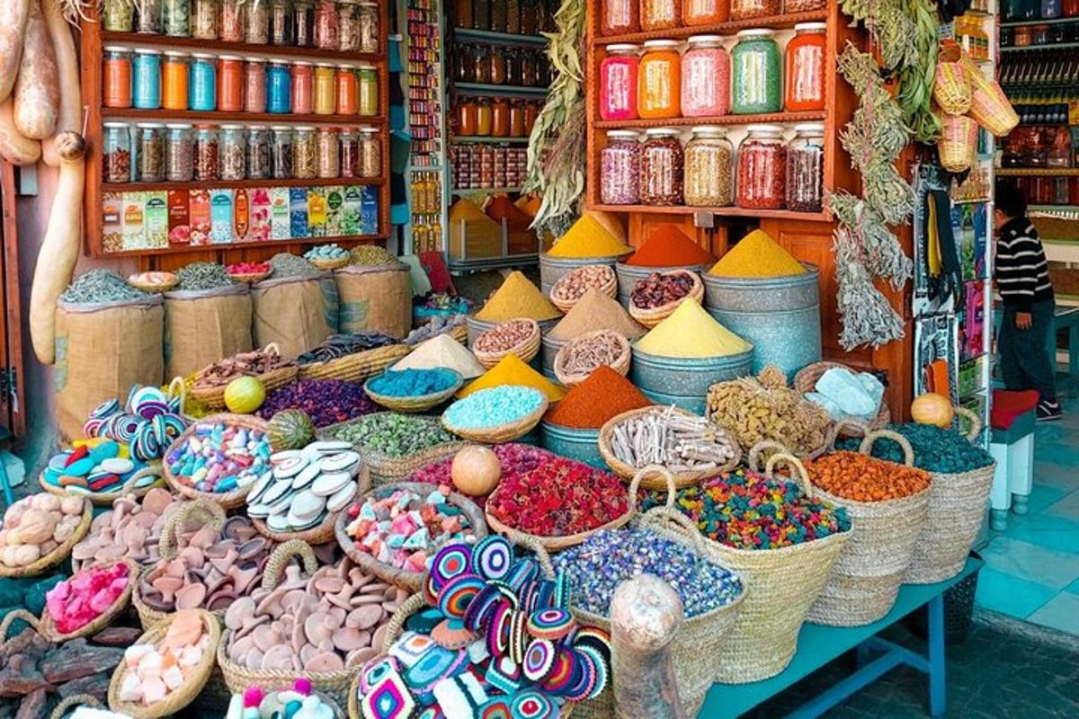 Una tienda llena de cuencos y cestas de diferentes colores.