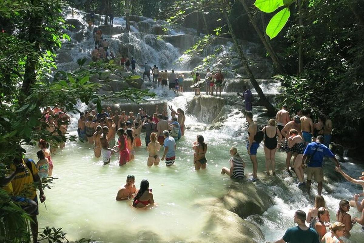 um grupo de pessoas na água de uma cachoeira