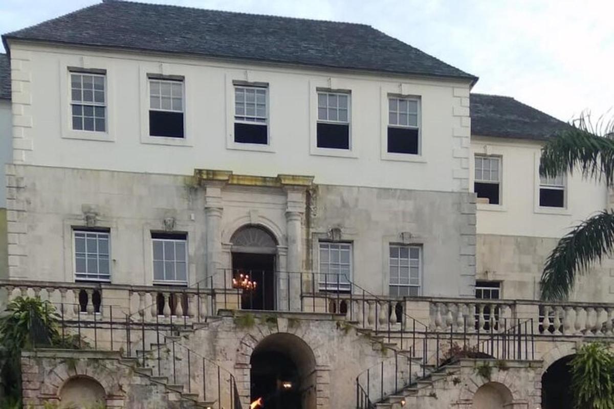 uma grande casa branca com uma escada na frente