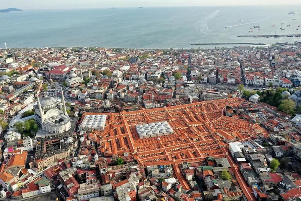 una vista dall'alto di una grande città con edifici