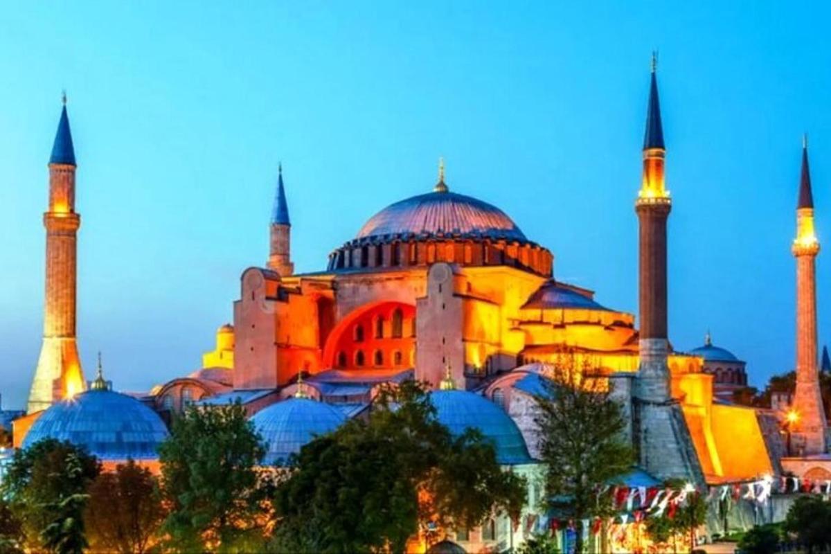 un edificio con cupole blu e moschee di notte