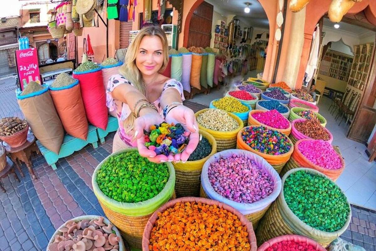 жінка стоїть перед ринком з мисками їжі