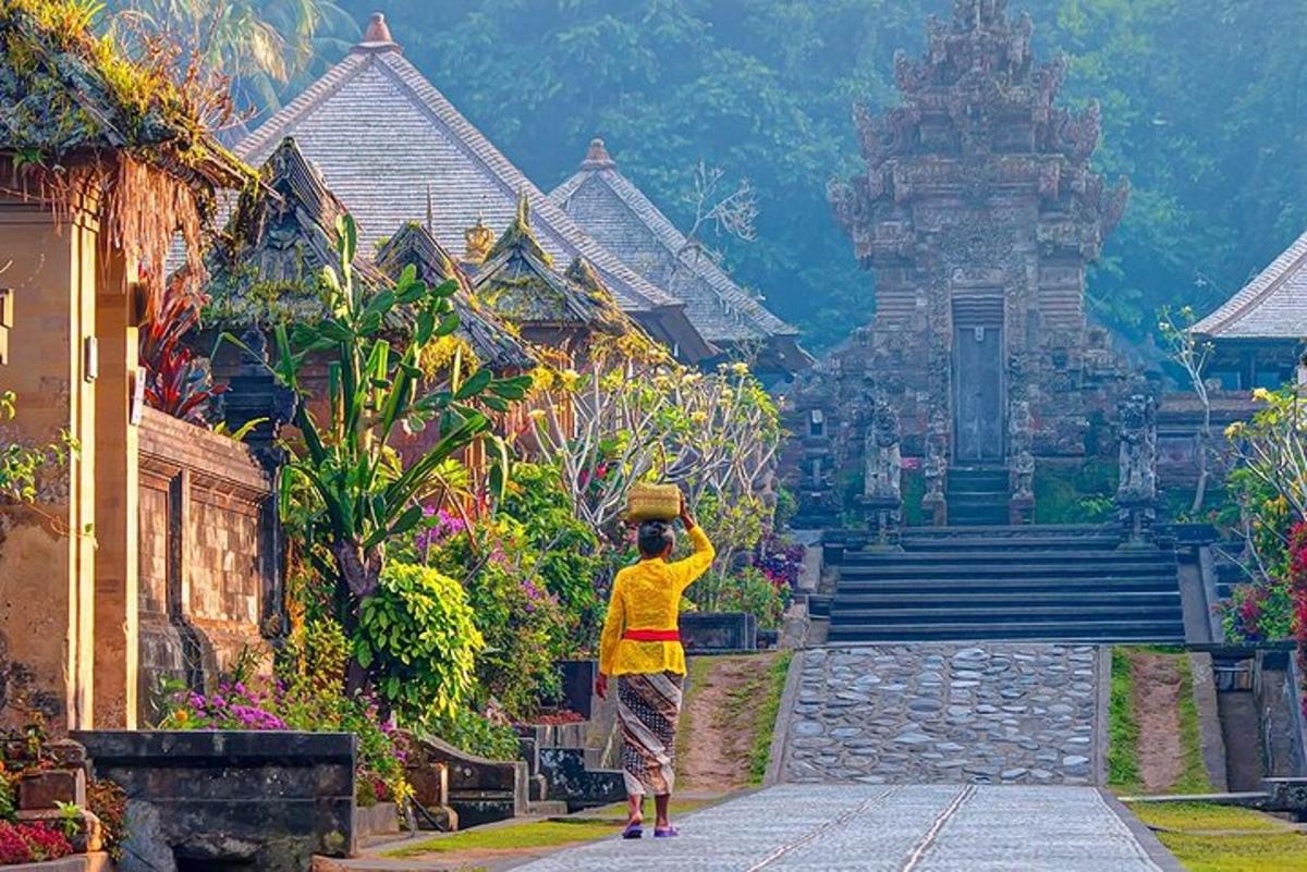 một người đàn ông đứng trước một tòa nhà với một chiếc giỏ trên đầu