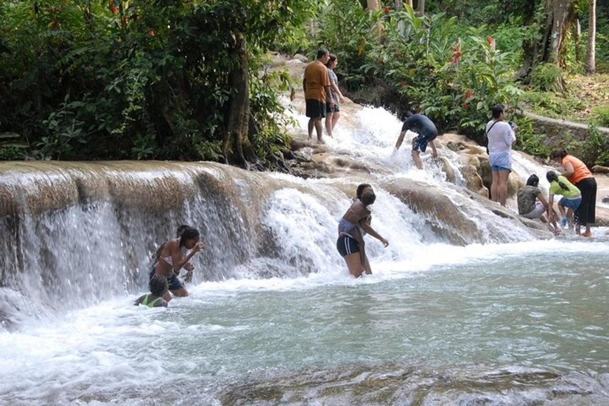 um grupo de pessoas na água de uma cachoeira
