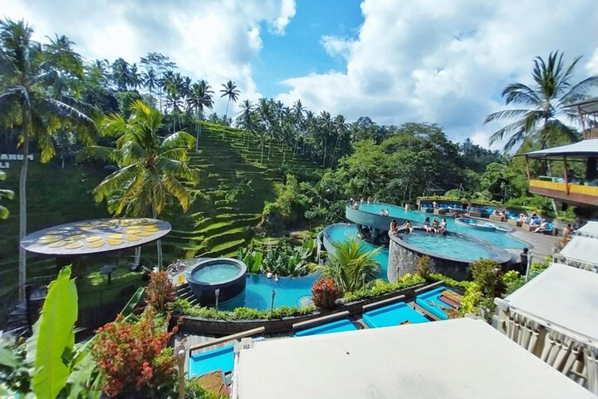 pemandangan atas kolam renang di sebuah resor
