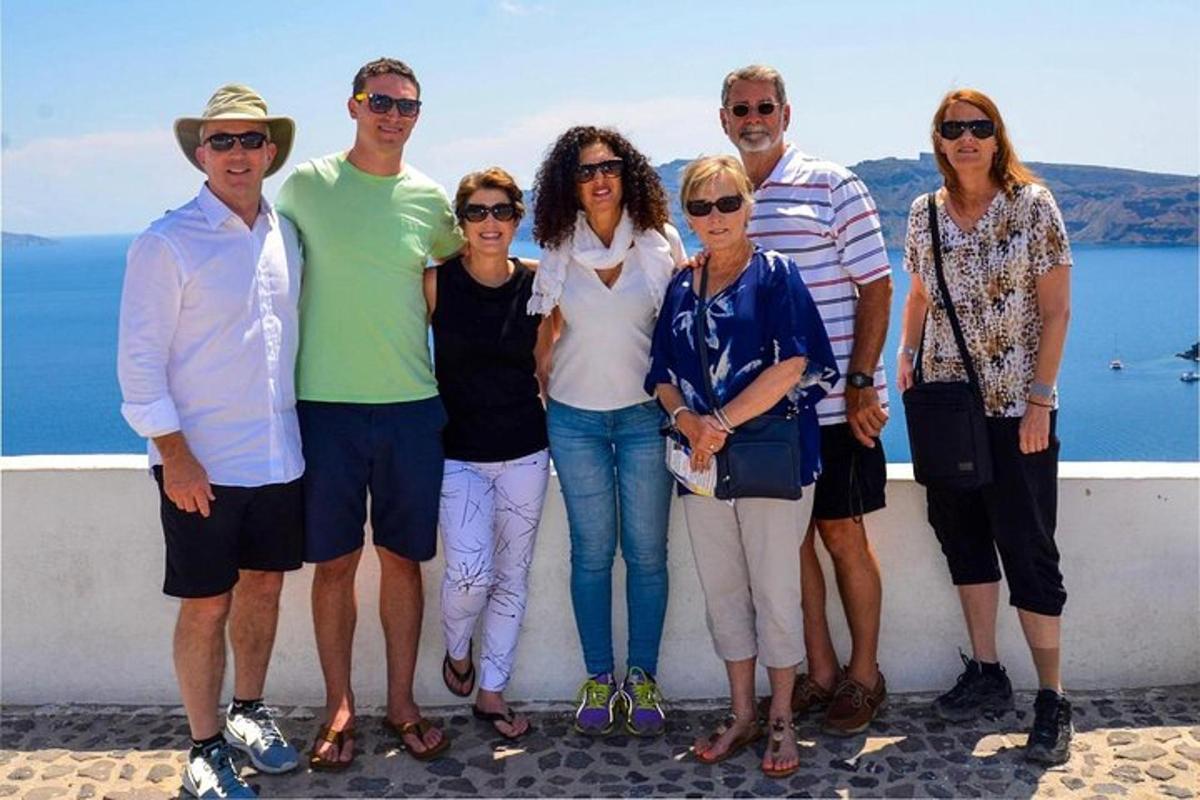 duvarda fotoğraf çektiren bir grup insan