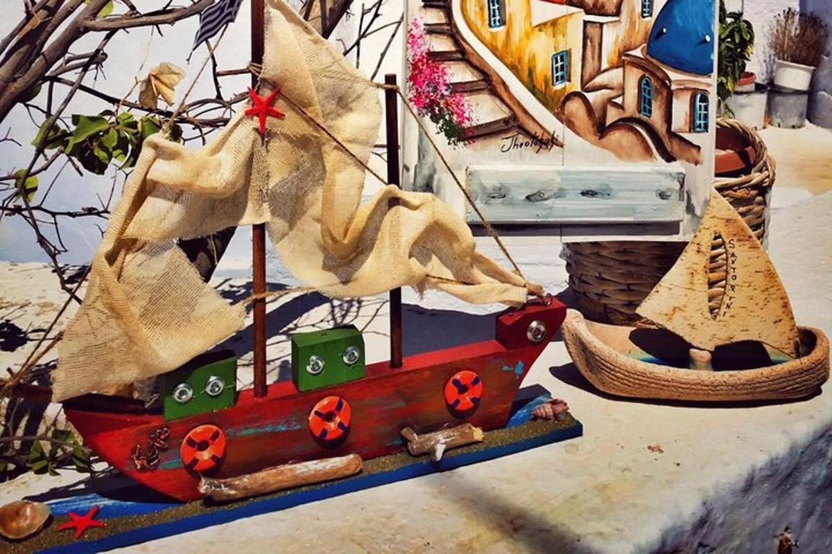 Un barco pirata de juguete de madera sobre una mesa.
