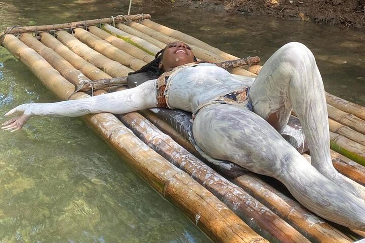 una donna sdraiata su una zattera in acqua
