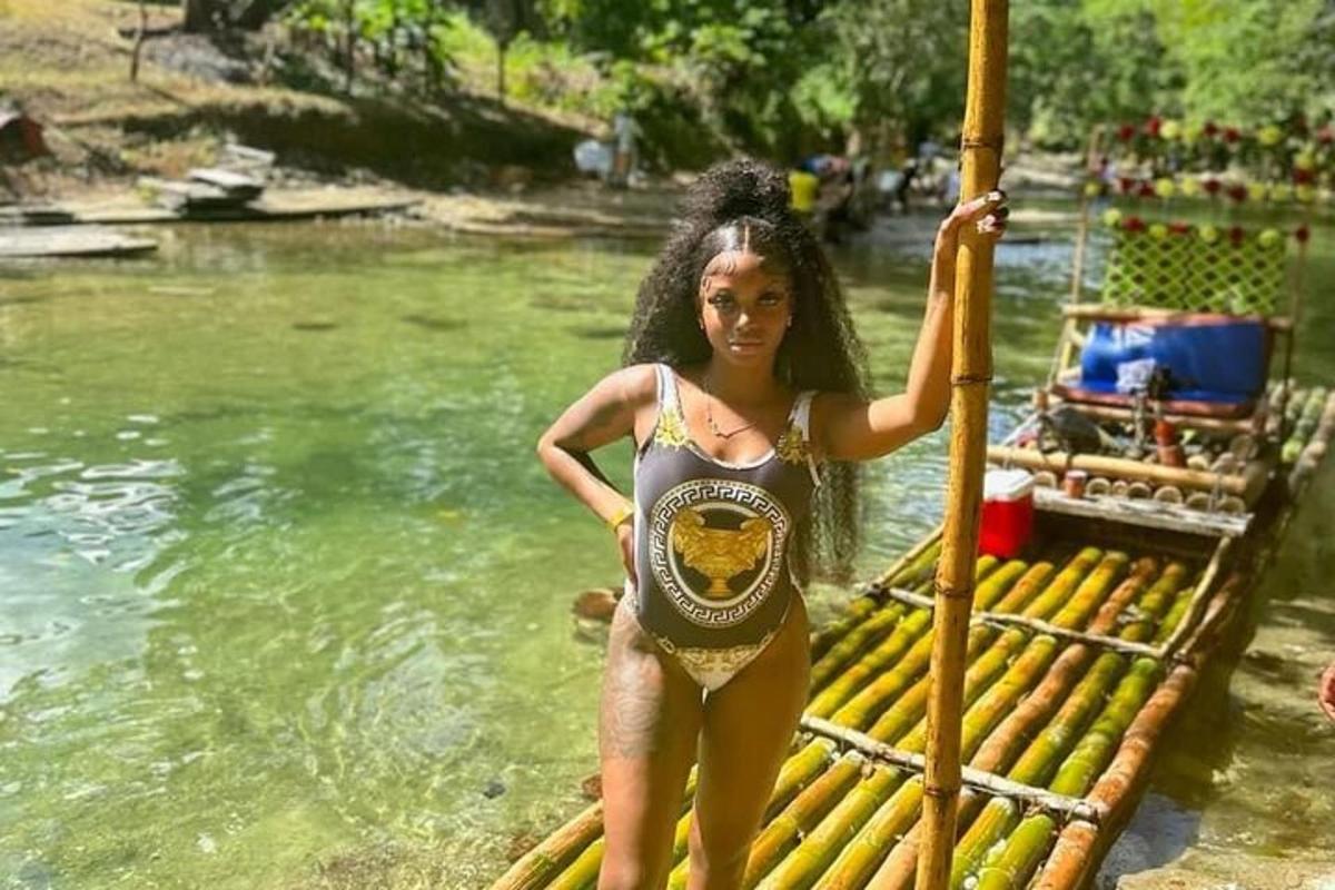 una ragazza in piedi su una zattera in acqua