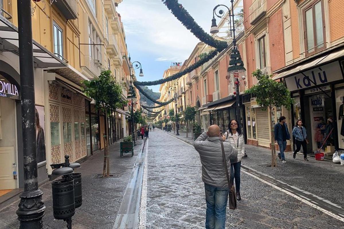 moški fotografira ulico z zgradbami