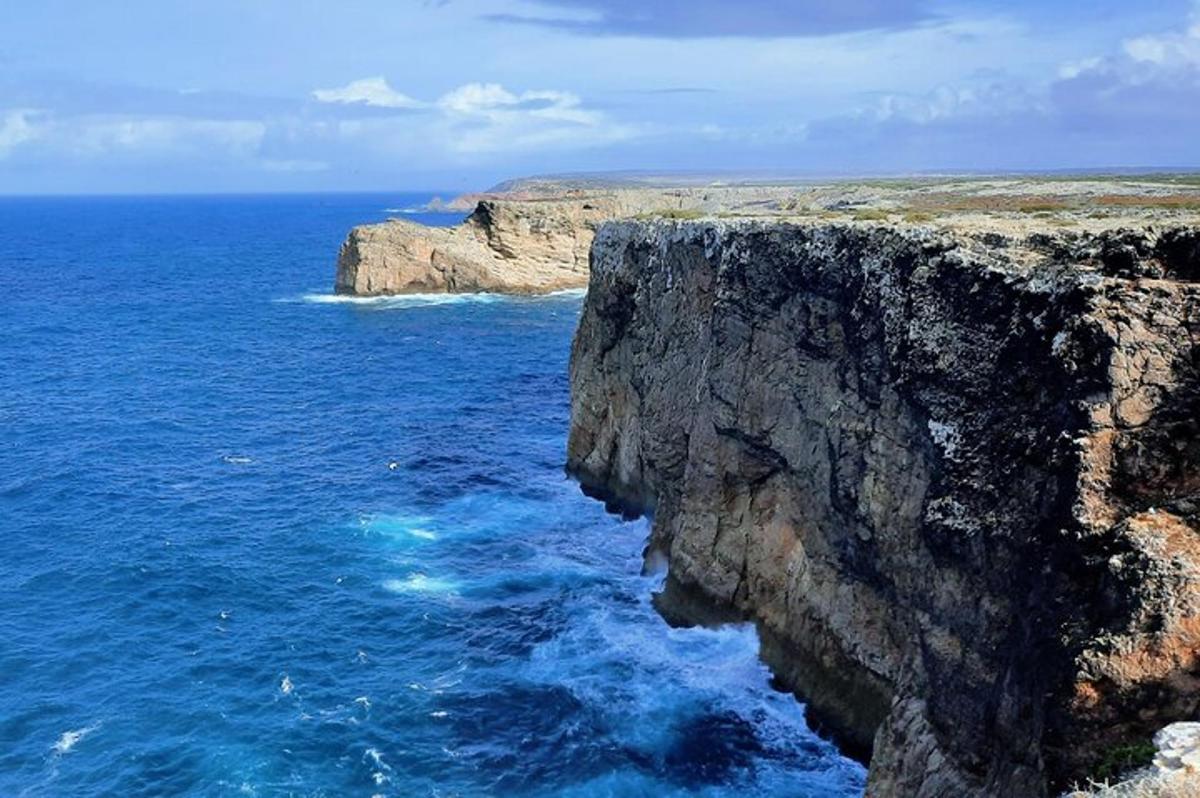 klettabrún í hafinu við hliðina á hafinu