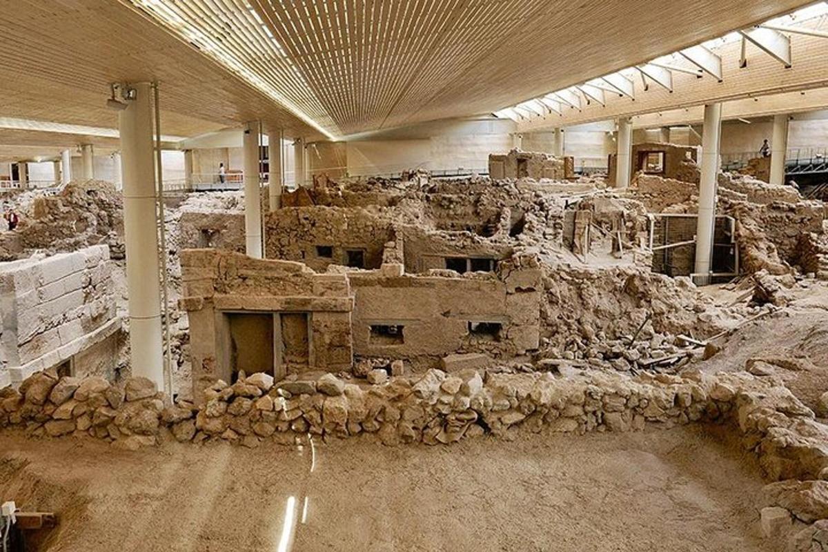 una grande stanza con un grande mucchio di rovine