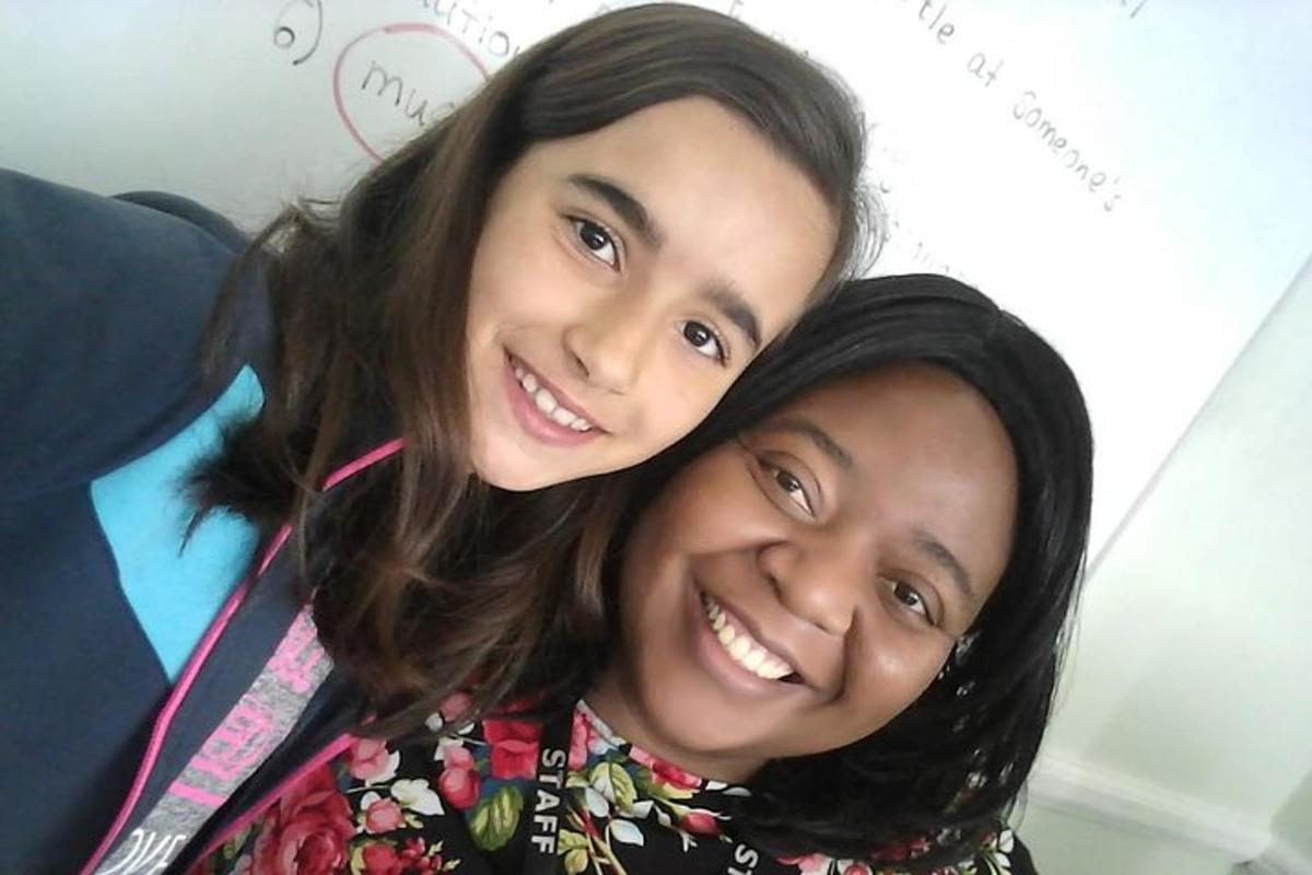 Dos mujeres jóvenes posan para una fotografía
