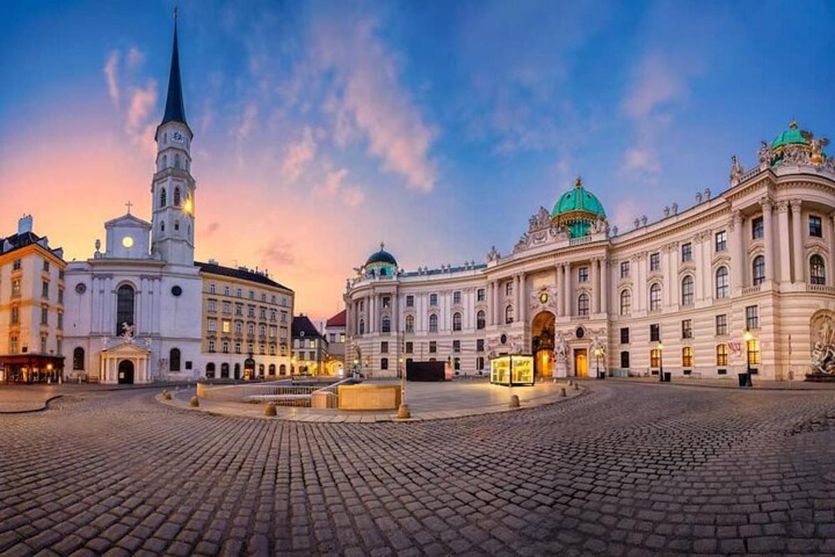 un grande edificio con una torre dell'orologio in una città