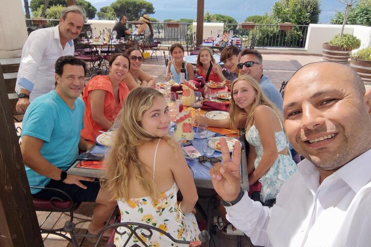 skupina lidí sedících kolem stolu