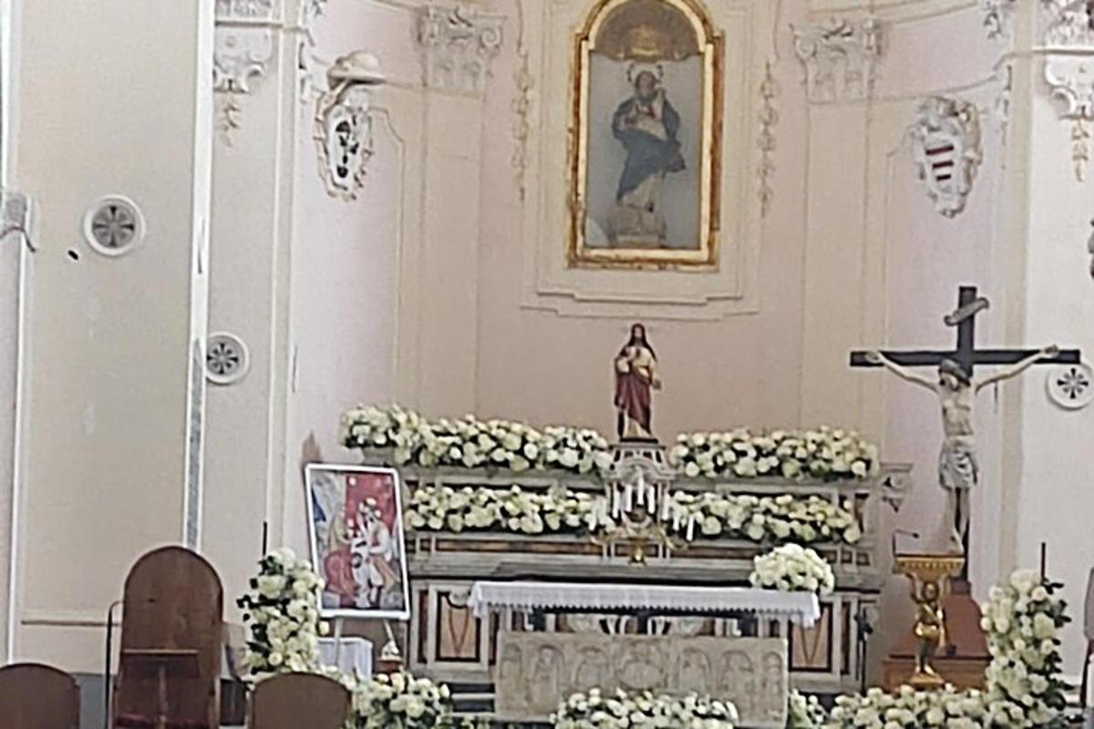cerkev s križem in oltarjem s cvetjem