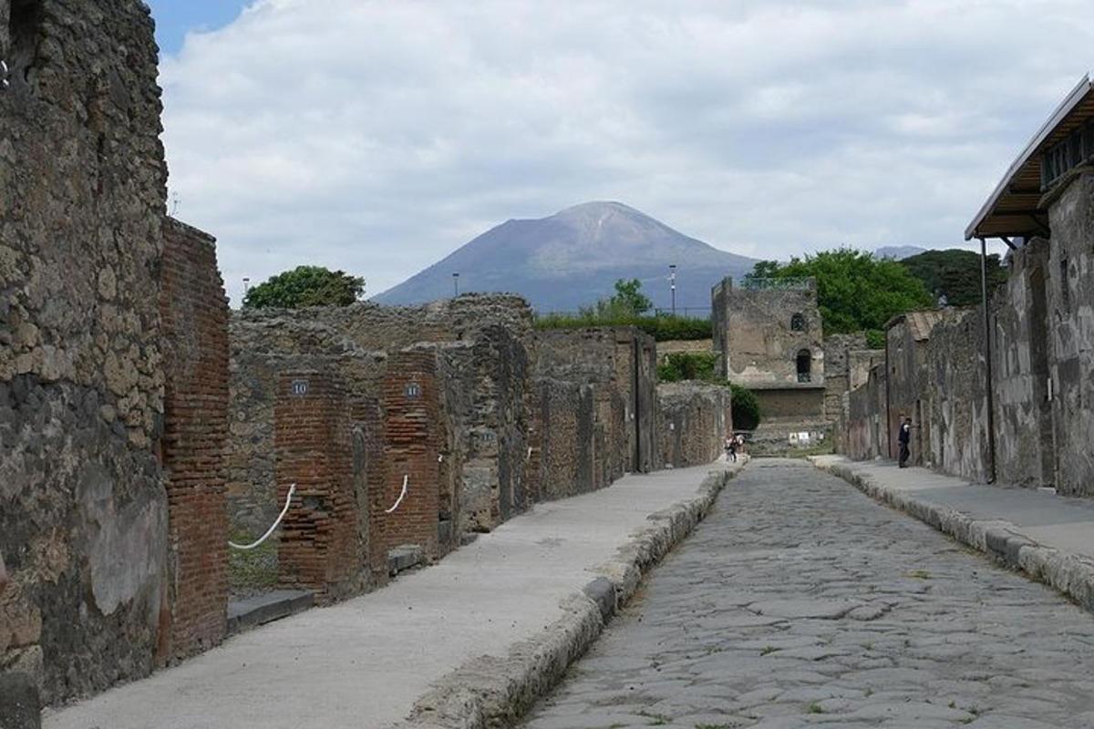 un carreró de pedra amb una muntanya al fons