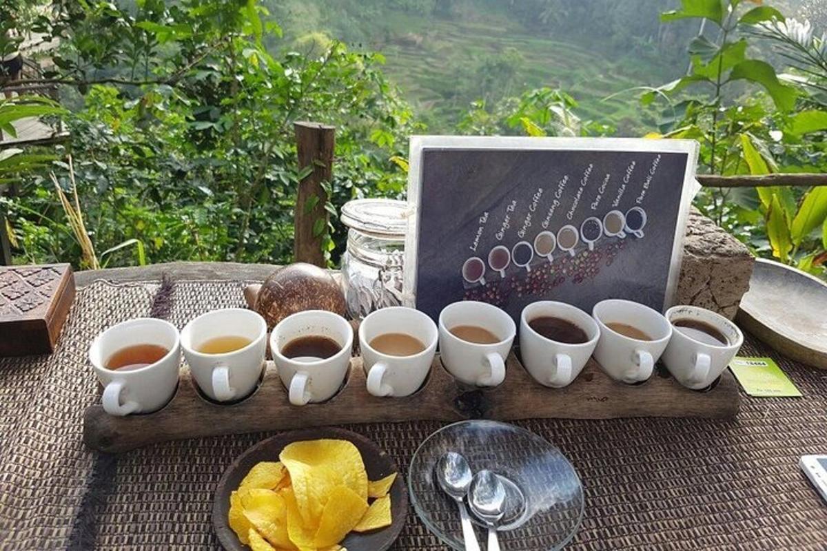 o grămadă de cești de cafea pe o masă