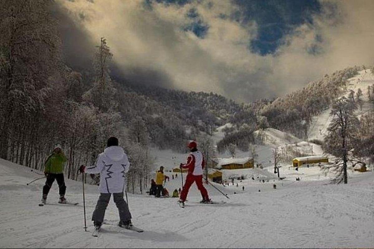 um grupo de pessoas esquiando na neve