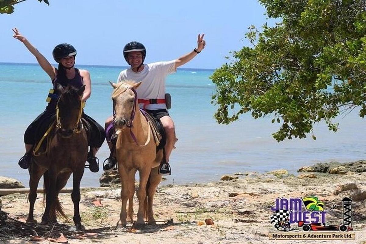 seorang pria dan seorang wanita menunggang kuda di pantai