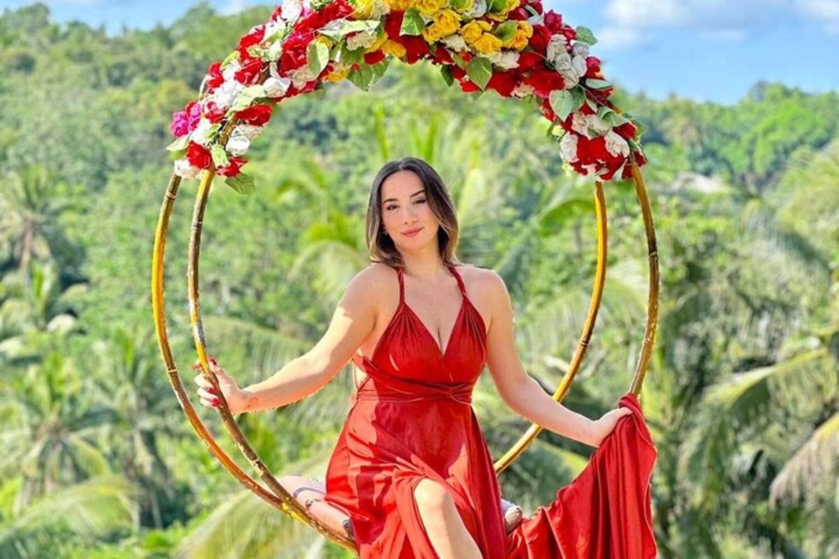 một người phụ nữ mặc váy đỏ ngồi trên một vòng hoa