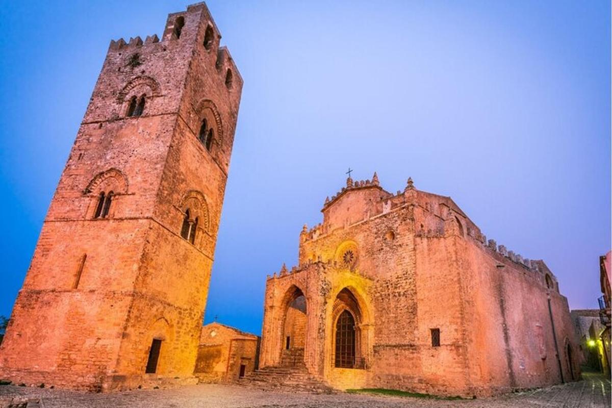 un edifici antic amb una gran torre al davant