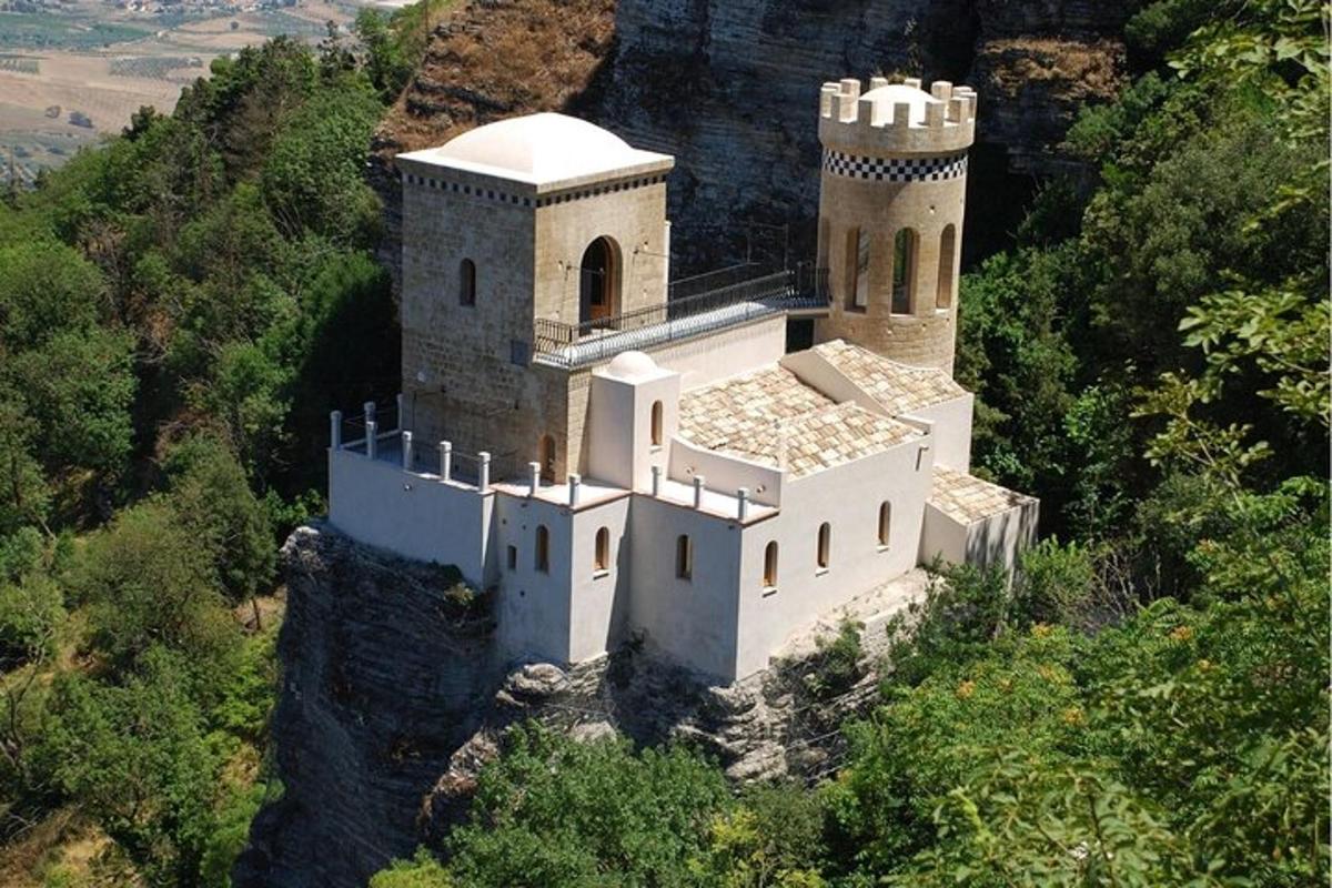 un castell al cim d'una muntanya