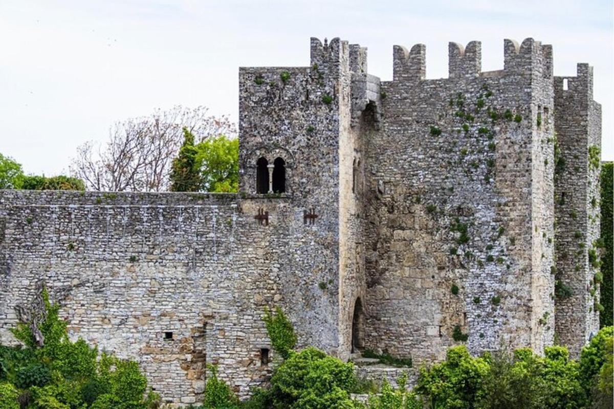 starý hrad s věží