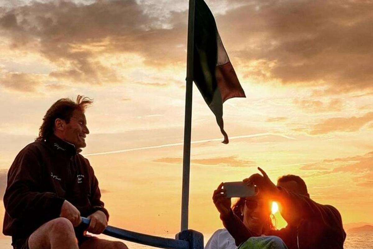 seorang pria mengambil gambar seseorang dengan bendera