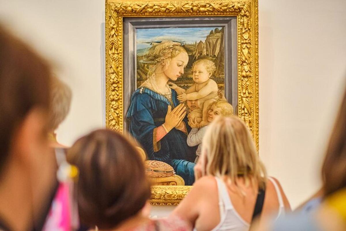 mga taong tumitingin sa isang pagpipinta sa isang museo