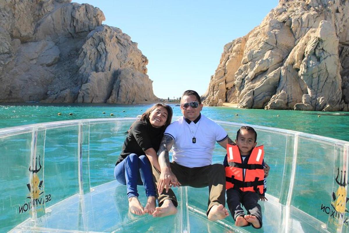 Un hombre, una mujer y un niño sentados sobre el agua.