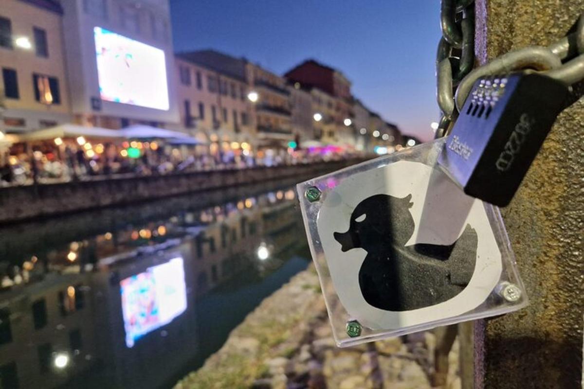 un lucchetto è attaccato a un muro vicino a un fiume